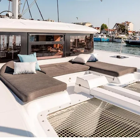 Nyaraló Vacation On A Luxury Yacht Pomer