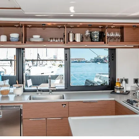Vacation On A Luxury Yacht Nyaraló *